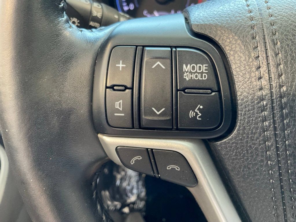 Used 2018 Toyota Highlander XLE AWD/4WD image 12