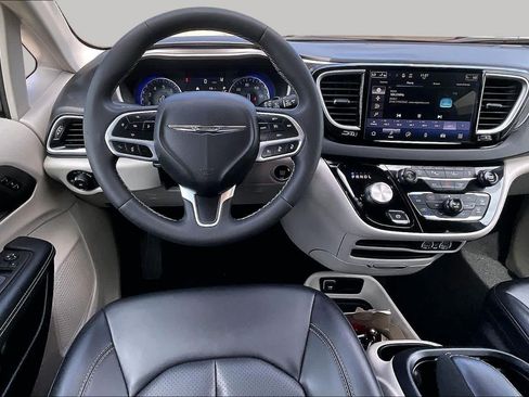 Certified 2024 Chrysler Pacifica Touring-L FWD image 6