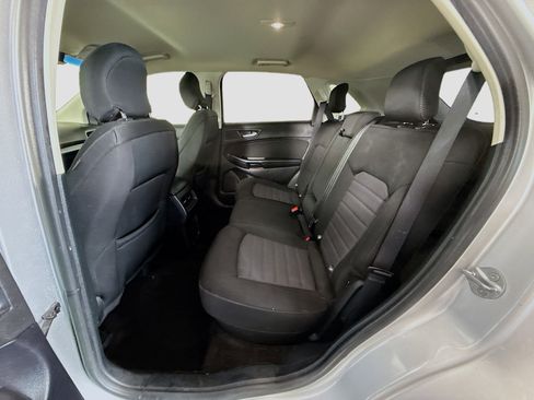 Used 2019 Ford Edge SE image 25