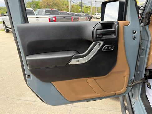 Used 2014 Jeep Wrangler Unlimited Sahara w/ Max Tow Package AWD/4WD image 21