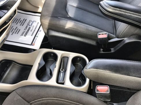 Used 2023 Chrysler Voyager LX image 20