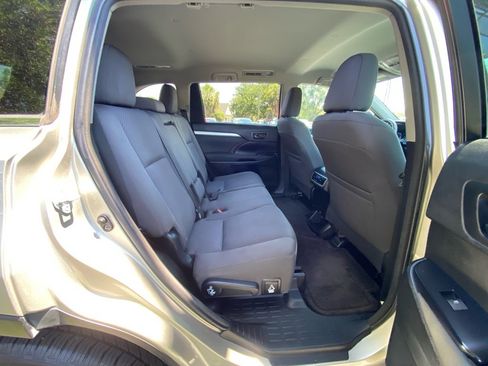 Used 2016 Toyota Highlander LE image 37