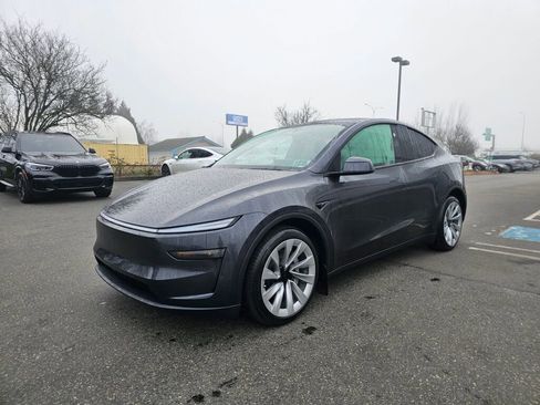 Used 2026 Tesla Model Y AWD image 3