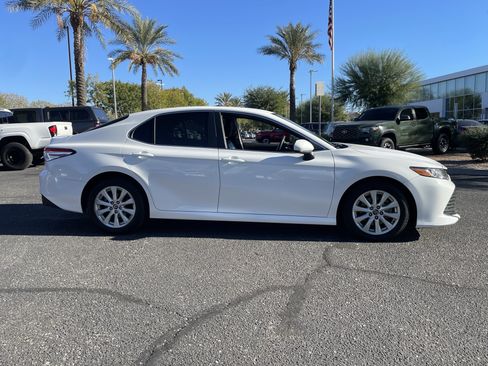 Used 2018 Toyota Camry LE image 5
