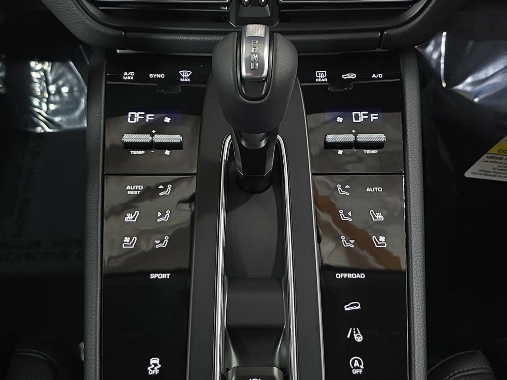 Certified 2026 Porsche Macan AWD/4WD image 19