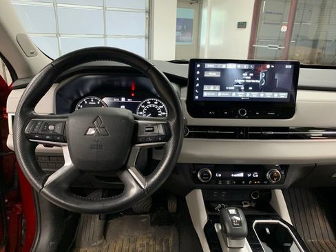Used 2025 Mitsubishi Outlander SE AWD/4WD image 8