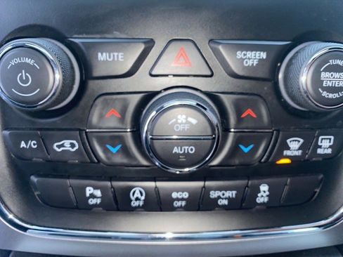 Used 2018 Jeep Grand Cherokee Limited image 14