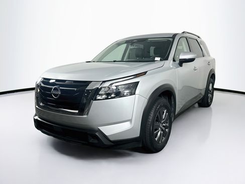 Used 2025 Nissan Pathfinder SV FWD image 3