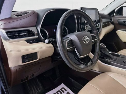 Used 2021 Toyota Highlander XLE FWD image 9