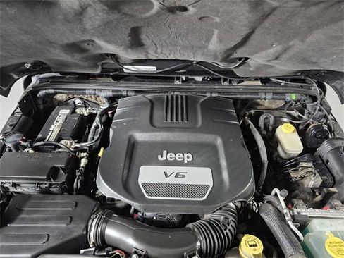 Used 2015 Jeep Wrangler Unlimited Sahara w/ Connectivity Group image 8