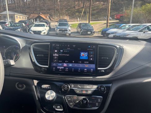 Used 2025 Chrysler Pacifica Limited image 17