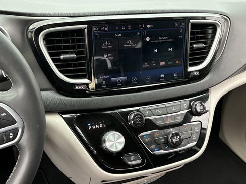 Used 2024 Chrysler Pacifica Touring-L FWD image 20