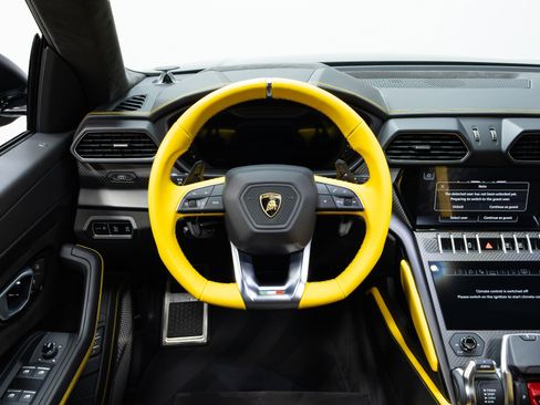 Used 2022 Lamborghini Urus image 64