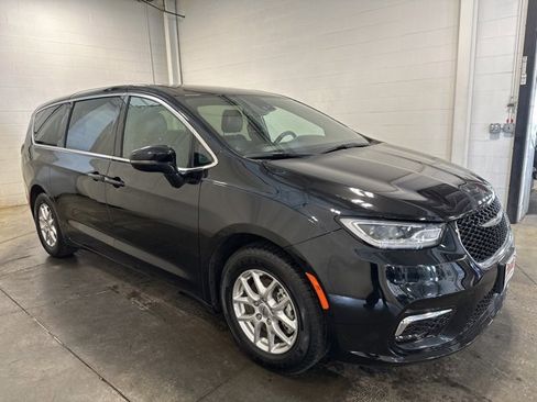 Used 2025 Chrysler Pacifica Select image 3