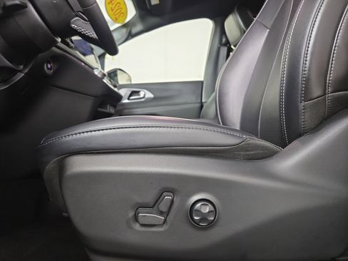 Certified 2024 Chrysler Pacifica Limited w/ Uconnect Theater Family Group image 33