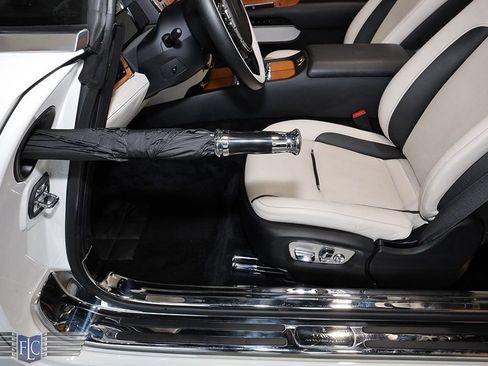 Used 2017 Rolls-Royce Dawn RWD image 20