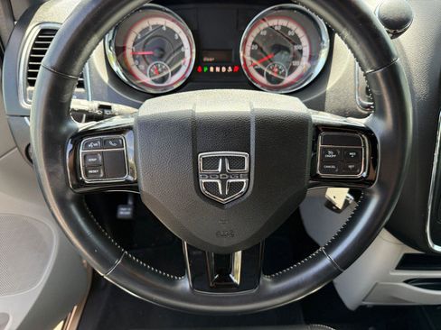 Used 2018 Dodge Grand Caravan SXT FWD image 25