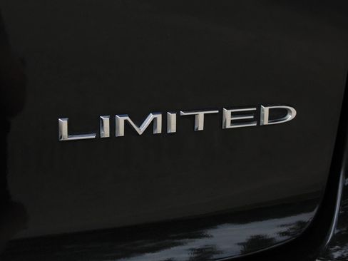 Used 2023 Chrysler Pacifica Limited FWD image 30
