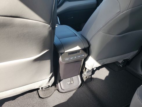 Used 2024 Toyota Highlander XLE FWD image 12