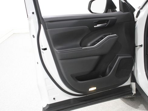 Used 2021 Toyota Highlander XLE image 4