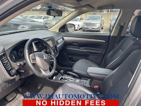 Used 2015 Mitsubishi Outlander SE image 2