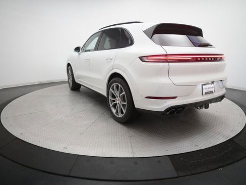 Certified 2025 Porsche Cayenne image 3