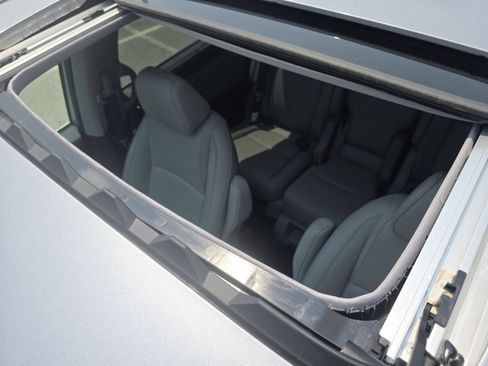 Used 2024 Honda Odyssey EX-L image 3
