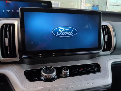 Used 2025 Ford Expedition Active AWD/4WD image 7