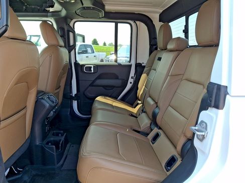 Used 2020 Jeep Gladiator Overland AWD/4WD image 19