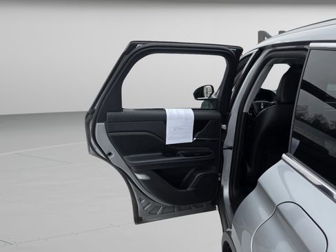 Used 2022 Lincoln Corsair FWD w/ Premium Package image 18