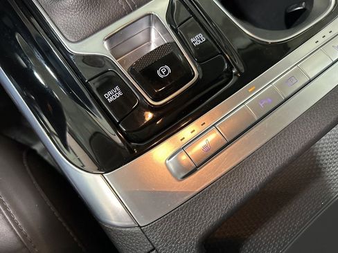 Used 2023 Kia Carnival EX FWD image 25