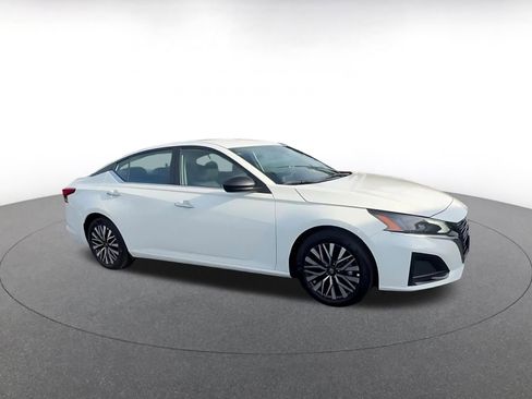 Used 2025 Nissan Altima 2.5 SV image 2