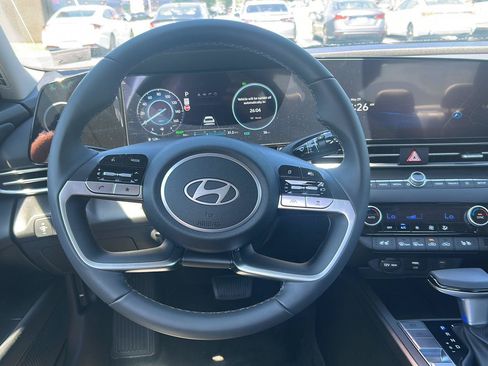 Certified 2025 Hyundai Elantra Limited FWD image 19
