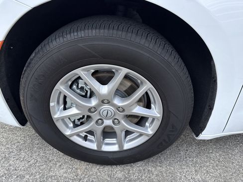 Used 2025 Chrysler Pacifica Select image 11