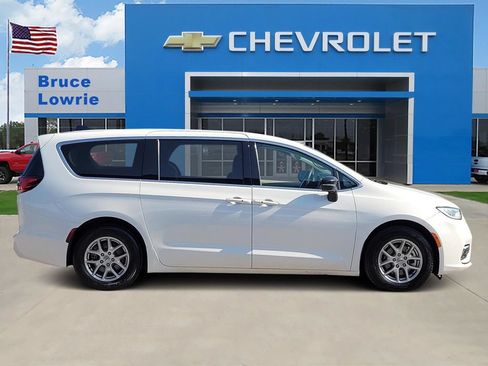 Used 2024 Chrysler Pacifica Touring-L FWD image 6