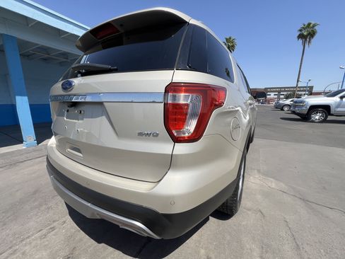 Used 2017 Ford Explorer XLT w/ Equipment Group 202A image 3