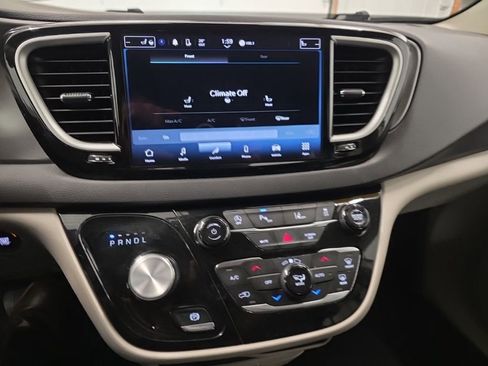 Used 2024 Chrysler Pacifica Touring-L image 17