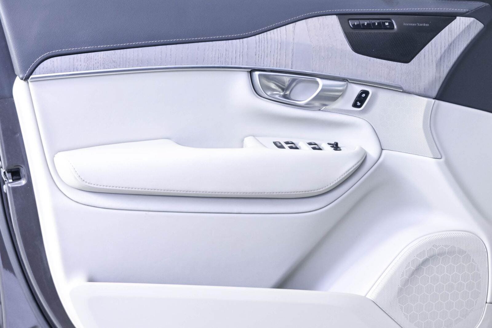 Certified 2024 Volvo XC90 T8 Ultimate w/ Lounge Package AWD/4WD image 6