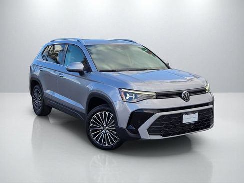 Used 2025 Volkswagen Taos SE FWD image 1