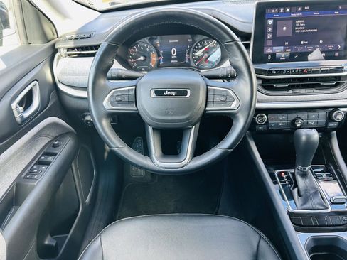 Used 2022 Jeep Compass Latitude image 11