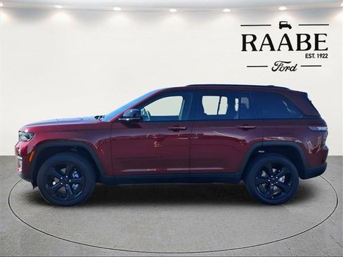 Used 2025 Jeep Grand Cherokee Altitude image 4