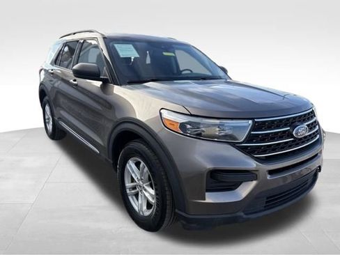 Used 2021 Ford Explorer XLT image 1