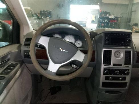 Used 2009 Chrysler Town & Country LX FWD image 31