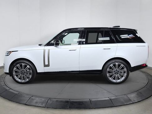Used 2025 Land Rover Range Rover SE AWD/4WD image 2