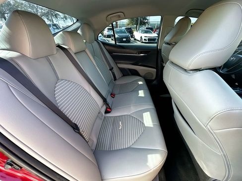 Used 2018 Toyota Camry SE image 25