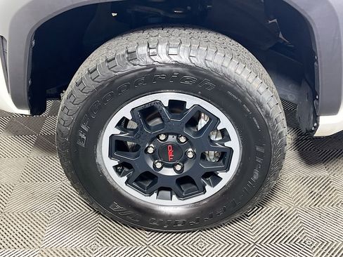Certified 2025 Toyota Tacoma TRD Off-Road AWD/4WD image 28