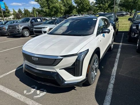 Used 2025 Cadillac Optiq Luxury 2 w/ LPO, Floor Liner Package AWD/4WD image 3