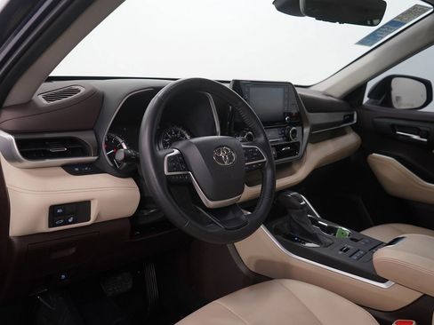 Used 2022 Toyota Highlander XLE image 16