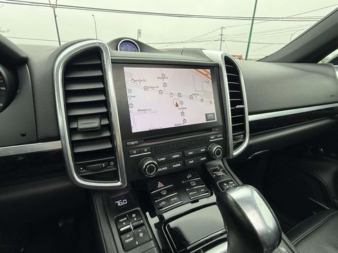 Used 2018 Porsche Cayenne Platinum Edition image 25