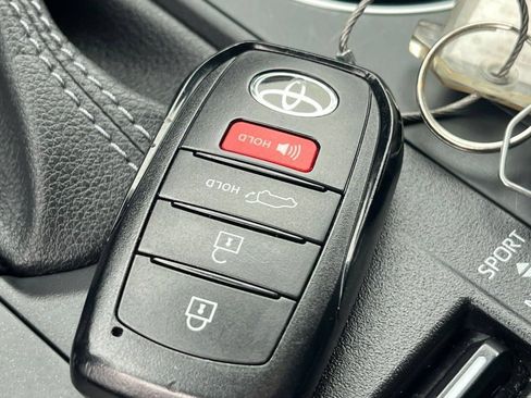 Used 2025 Toyota Highlander LE FWD image 20